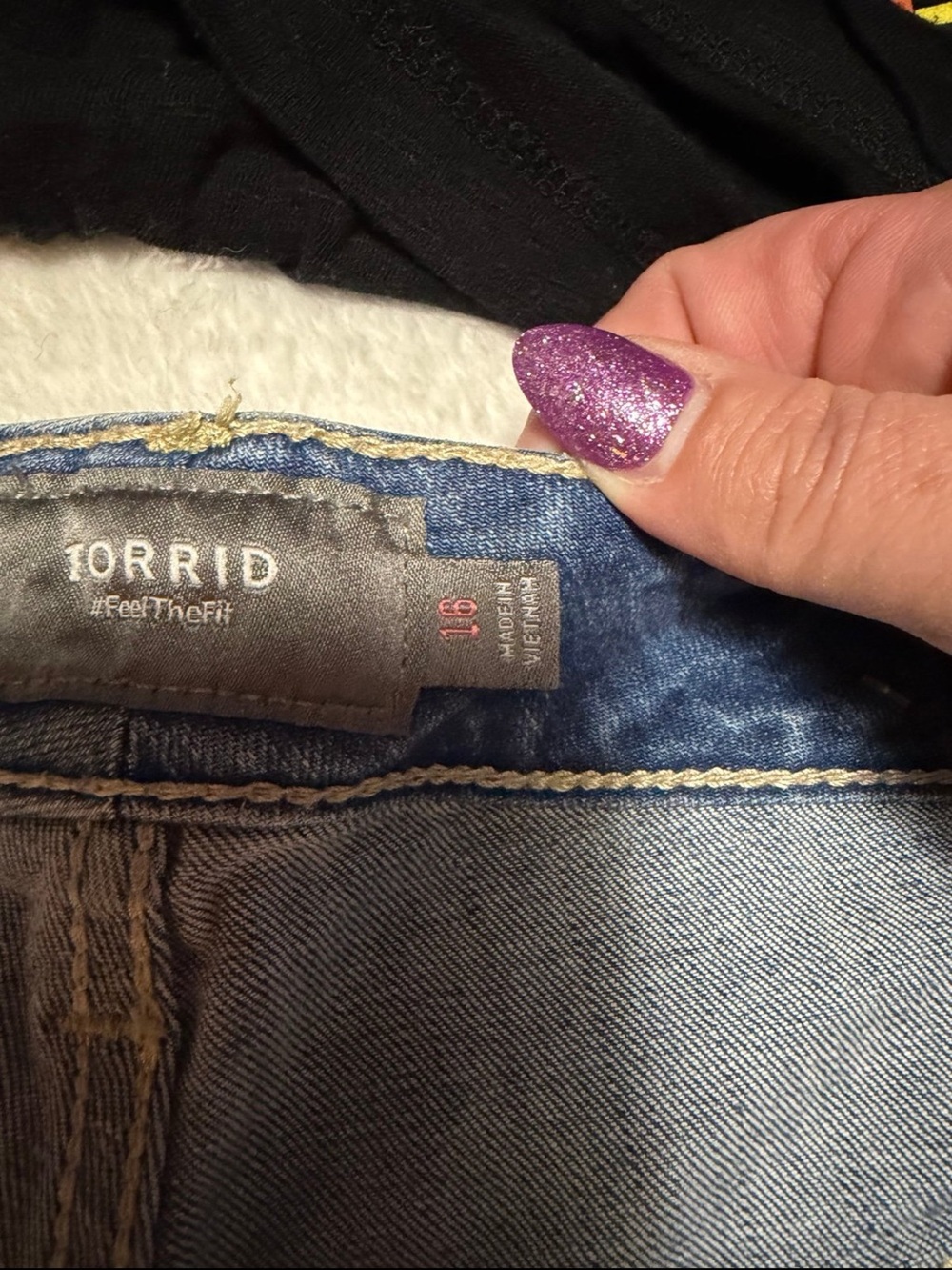 NWOT PRIDE OUTFIT torrid Black High-Waist Denim Shorts with Rainbow Trim - Picture 5 of 7